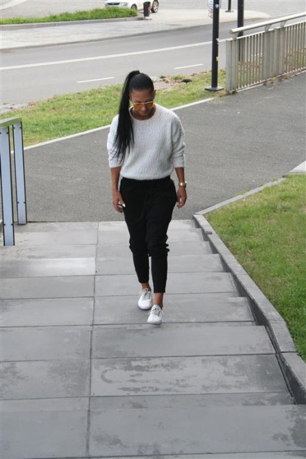 czarna bluza z kapturem