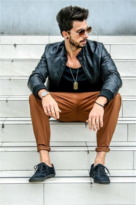 czarna bluza z kapturem